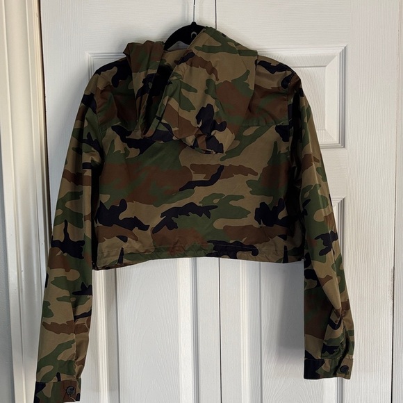 Women's Camouflage Cropped Hoodie - Picture 5 of 8